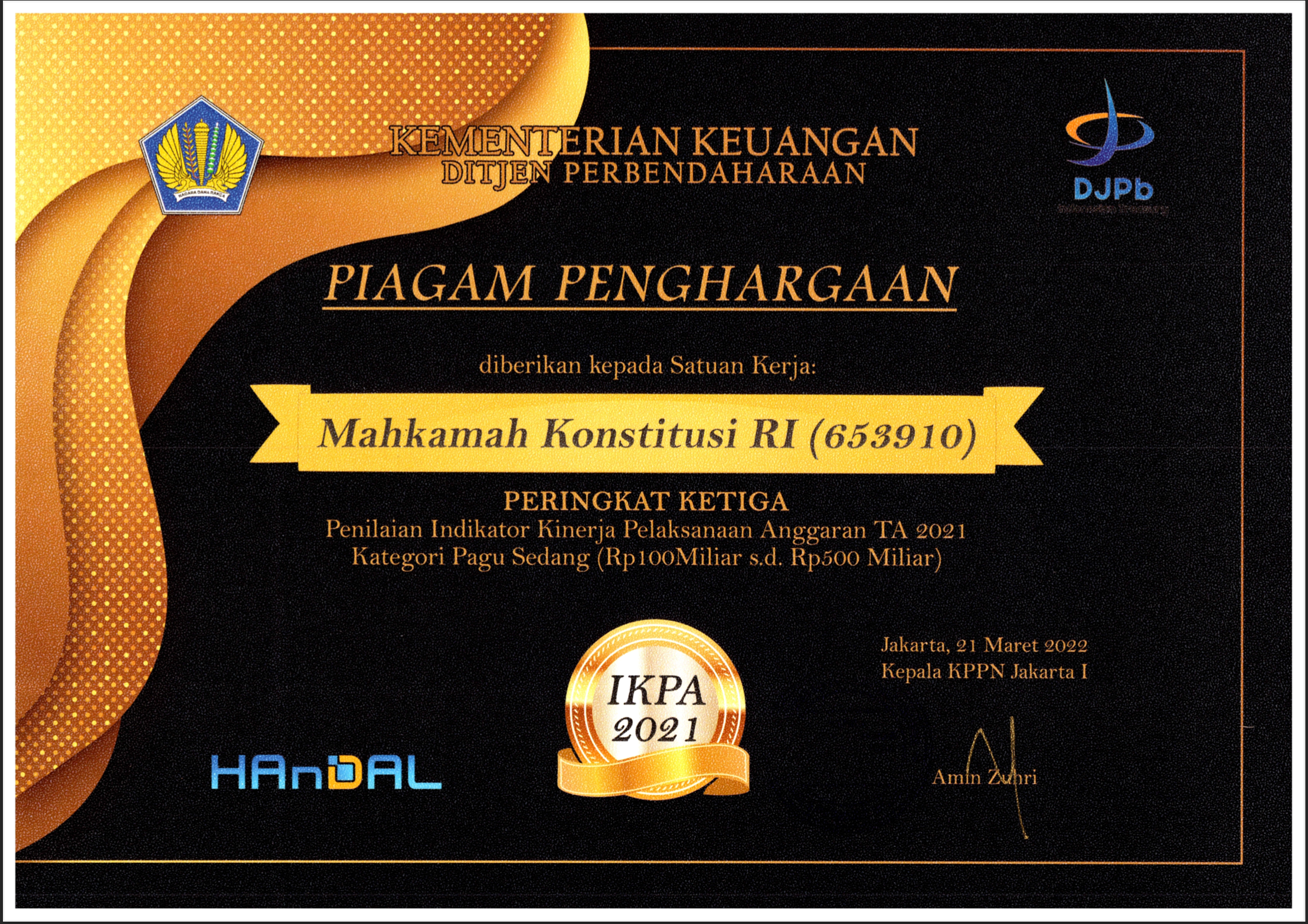 Piagam Penghargaan dari Kepala KPPN Jakarta I kepada Satuan Kerja Mahkamah Konstitusi sebagai sebagai Satuan Kerja dengan Indikator Kinerja Pelaksanaan Anggran (IKPA) Terbaik III Pagu 100-500 Milyar